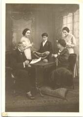 1 vue  - Portrait de la famille Paquet, de gauche à droite Pierre-Jacques Louis Paquet, Gilberte, Pierre-Louis, Marie-Catherine Paquet née Bélier, Louisette. (ouvre la visionneuse)