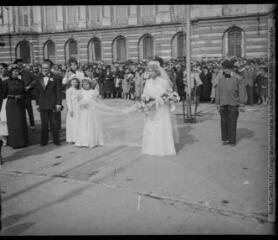 10 vues - Mariage des funambules place du Capitole, 22 mai 1954 (ouvre la visionneuse)