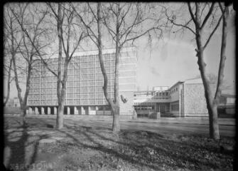 1 vue - Toulouse : bâtiment des Archives départementales de la Haute-Garonne, boulevard Griffoul-Dorval : vue de face. - [après 1955]. - Photographie (ouvre la visionneuse)