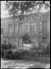 1 vue - Toulouse : ancien bâtiment des Archives départementales de la Haute-Garonne place du Salin. - [avant 1955]. - Photographie (ouvre la visionneuse)