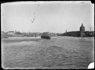 1 vue - Toulouse : la Garonne, pont Saint-Pierre et hospice Saint-Joseph de la Grave. - [entre 1900 et 1930]. - Photographie (ouvre la visionneuse)