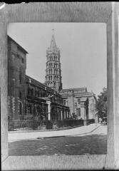 1 vue - Toulouse : basilique Saint-Sernin : façade sud : clocher et transept. - [entre 1900 et 1930]. - Photographie (ouvre la visionneuse)