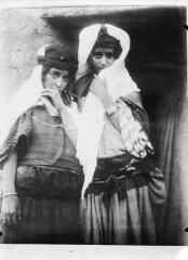1 vue  - [Algérie ?] : portrait de deux femmes voilées. - [entre 1900 et 1930]. - Photographie (ouvre la visionneuse)