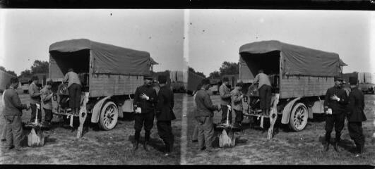 1 vue - Groupe de personnes en uniforme devant un camion. - [entre 1890 et 1920]. - Photographie (ouvre la visionneuse)