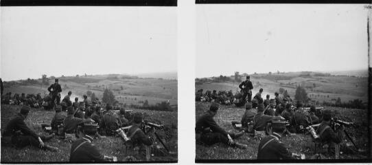 1 vue - Groupe de soldats armés, en position assise. - [entre 1890 et 1920]. - Photographie (ouvre la visionneuse)