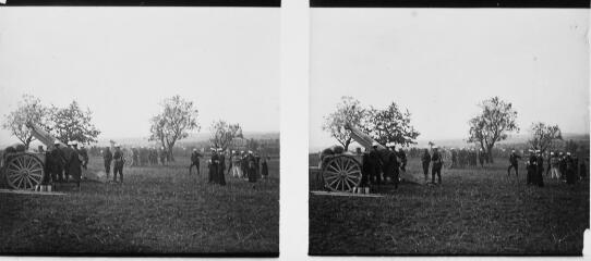 1 vue - Groupe de soldats autour d\'un canon. - [entre 1890 et 1920]. - Photographie (ouvre la visionneuse)