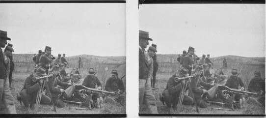 1 vue - Groupe de soldats armés en position assise. - [entre 1890 et 1920]. - Photographie (ouvre la visionneuse)