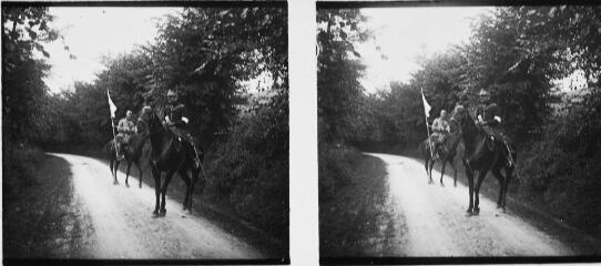 1 vue - Deux militaires à cheval dans un chemin. - [entre 1890 et 1920]. - Photographie (ouvre la visionneuse)