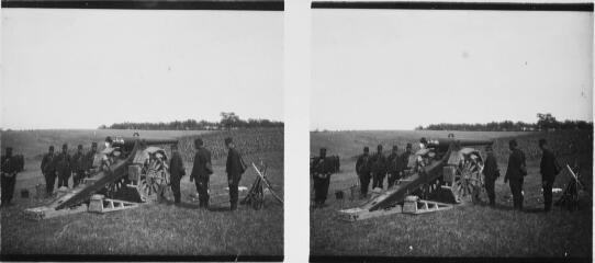 1 vue - Entraînement au tir au canon. - [entre 1890 et 1920]. - Photographie (ouvre la visionneuse)