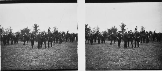 1 vue - Halte d\'une division de militaires à cheval. - [entre 1890 et 1920]. - Photographie (ouvre la visionneuse)