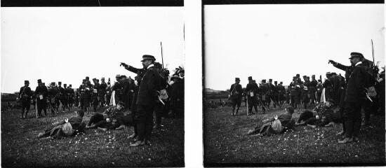 1 vue - Rassemblement de militaires et de civils. - [entre 1890 et 1920]. - Photographie (ouvre la visionneuse)
