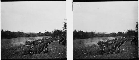 1 vue - Entraînement au tir dans une tranchée. - [entre 1890 et 1920]. - Photographie (ouvre la visionneuse)