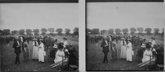 1 vue - Champ de course : spectatrices et spectateurs. - [entre 1890 et 1920]. - Photographie (ouvre la visionneuse)