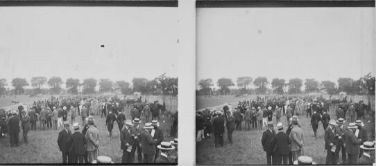 1 vue - Champ de course : groupes de spectateurs. - [entre 1890 et 1920]. - Photographie (ouvre la visionneuse)