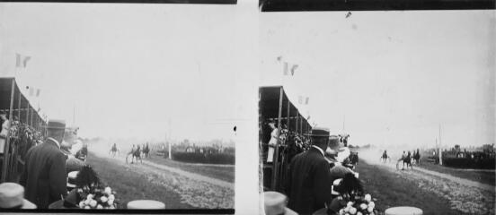 1 vue - Champ de course : course de trot et tribunes. - [entre 1890 et 1920]. - Photographie (ouvre la visionneuse)
