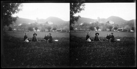 1 vue - Saint-Bertrand-de-Comminges : groupe de femmes assises dans un champ de blé. - [entre 1890 et 1920]. - Photographie (ouvre la visionneuse)