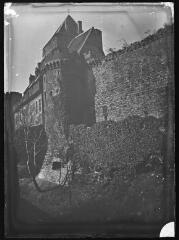 1 vue - Château de Castelnau (Lot) : façade Est. - [entre 1900 et 1930]. - Photographie (ouvre la visionneuse)