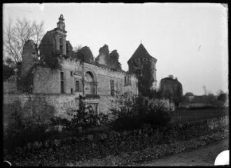 1 vue - Assier (Lot) : restes du château : façade extérieure de l\'aile ouest. - [entre 1900 et 1930]. - Photographie (ouvre la visionneuse)