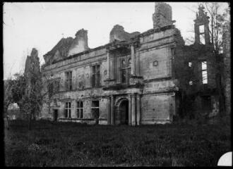1 vue - Assier (Lot) : restes du château : façade intérieure de l\'aile ouest. - [entre 1900 et 1930]. - Photographie (ouvre la visionneuse)