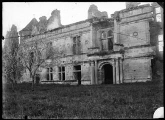 1 vue - Assier (Lot) : restes du château : façade intérieure de l\'aile ouest : porte principale et loggia. - [entre 1900 et 1930]. - Photographie (ouvre la visionneuse)