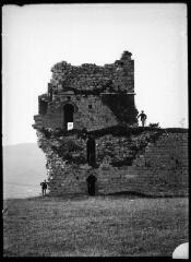 1 vue - Puivert (Aude) : deux hommes en pose près d\'une tour en ruines. - [entre 1900 et 1930]. - Photographie (ouvre la visionneuse)