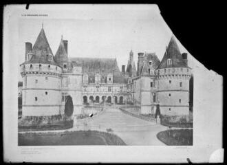 1 vue - Mesnières-en-Bray (Seine-Maritime) : château Renaissance : façade côté cour d\'honneur et grand escalier. - [entre 1900 et 1930]. - Photographie (ouvre la visionneuse)