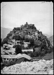 1 vue - Penne (Tarn) : château et village en contrebas. - [entre 1900 et 1930]. - Photographie (ouvre la visionneuse)