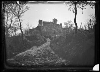 1 vue - Château de Castelnau (Lot) : vue d\'ensemble. - [entre 1900 et 1930]. - Photographie (ouvre la visionneuse)