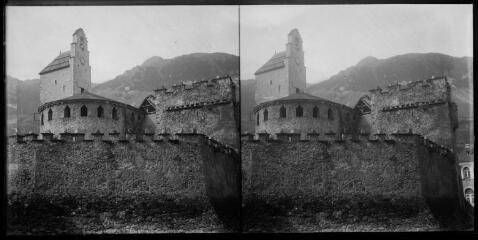 1 vue - Luz-Saint-Sauveur (Hautes-Pyrénées) : église des templiers : mur d\'enceinte et abside. - [entre 1890 et 1920]. - Photographie (ouvre la visionneuse)