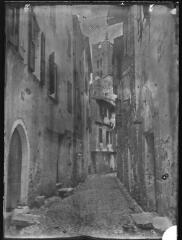 1 vue - Clocher vu d\'une ruelle étroite du village. - [entre 1900 et 1930]. - Photographie (ouvre la visionneuse)
