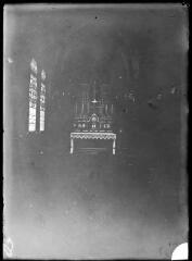 1 vue - Intérieur d\'église : choeur. - [entre 1900 et 1930]. - Photographie (ouvre la visionneuse)