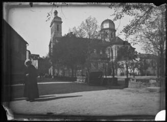 1 vue - Place de l\'église. - [entre 1900 et 1930]. - Photographie (ouvre la visionneuse)