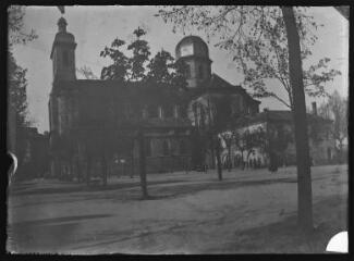 1 vue - Eglise avec dôme. - [entre 1900 et 1930]. - Photographie (ouvre la visionneuse)