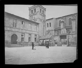 1 vue - Castres (Tarn) : clocher de Saint-Benoît et cour de l\'hôtel de ville. - [entre 1900 et 1930]. - Photographie (ouvre la visionneuse)