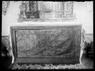1 vue - Intérieur d\'église : autel sculpté. - [entre 1900 et 1930]. - Photographie (ouvre la visionneuse)