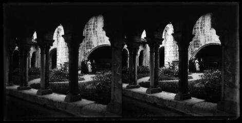 1 vue - Saint-Bertrand-de-Comminges : cloître : colonnes et chapiteaux d\'une galerie. - [entre 1890 et 1920]. - Photographie (ouvre la visionneuse)