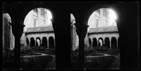 1 vue - Saint-Bertrand-de-Comminges : cloître : galerie et cathédrale en arrière plan. - [entre 1890 et 1920]. - Photographie (ouvre la visionneuse)