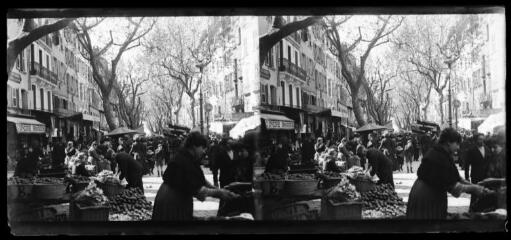 1 vue - [Toulouse : boulevard de Strasbourg ?] : jour de marché. - [entre 1890 et 1920]. - Photographie (ouvre la visionneuse)
