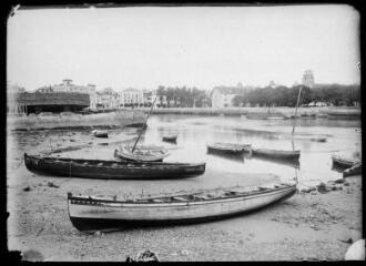 1 vue - Saint-Jean-de-Luz (Pyrénées-Atlantiques) : bateaux dans le port à marée basse. - [entre 1900 et 1930]. - Photographie (ouvre la visionneuse)