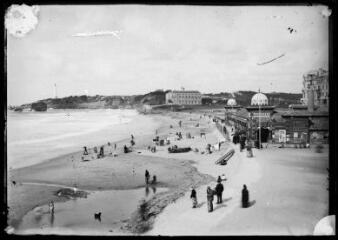 1 vue  - Biarritz (Pyrénées-Atlantiques) : Grande-Plage, promenade et établissement de bord de mer. - [entre 1900 et 1930]. - Photographie (ouvre la visionneuse)