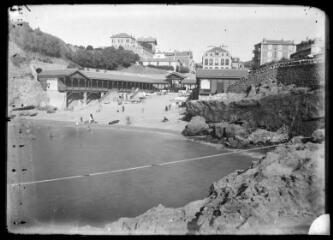 1 vue - Biarritz (Pyrénées-Atlantiques) : bains du Port-Vieux. - [entre 1900 et 1930]. - Photographie (ouvre la visionneuse)