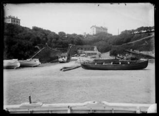 1 vue - Biarritz (Pyrénées-Atlantiques) : bateaux au port des pêcheurs. - [entre 1900 et 1930]. - Photographie (ouvre la visionneuse)
