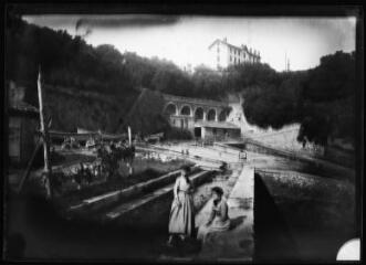 1 vue - Biarritz (Pyrénées-Atlantiques) : femmes en pose au port des pêcheurs. - [entre 1900 et 1930]. - Photographie (ouvre la visionneuse)