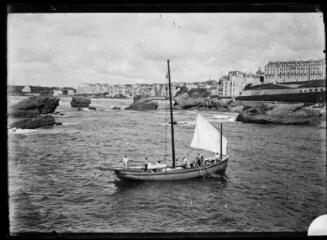 1 vue - Biarritz (Pyrénées-Atlantiques) : vue générale de la ville prise de la mer. - [entre 1900 et 1930]. - Photographie (ouvre la visionneuse)