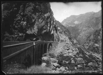 1 vue - Pont dans un paysage de montagne. - [entre 1900 et 1930]. - Photographie (ouvre la visionneuse)