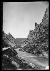 1 vue - Paysage de montagne : cours d\'eau [Aude ?] et chemin en bordure. - [entre 1900 et 1930]. - Photographie (ouvre la visionneuse)