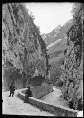 1 vue - Paysage de montagne : deux hommes en pose près d\'un cours d\'eau [Aude ?]. - [entre 1900 et 1930]. - Photographie (ouvre la visionneuse)