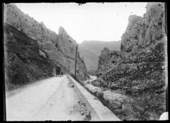 1 vue - Paysage de montagne : voiture à cheval sur un chemin en bordure de cours d\'eau [Aude ?]. - [entre 1900 et 1930]. - Photographie (ouvre la visionneuse)