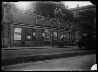1 vue - Haute-Garonne : mur d\'affiches publicitaires. - [entre 1900 et 1930]. - Photographie (ouvre la visionneuse)