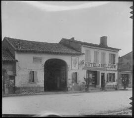 1 vue - Muret : faubourg Delange : hôtel J. Deltour et affichage publicitaire pour les biscuits Lu. - [entre 1910 et 1930]. - Photographie (ouvre la visionneuse)